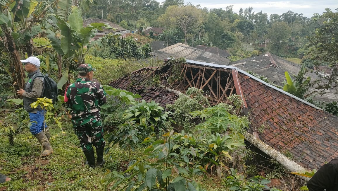 Aksi Cepat Tanggap, Babinsa Jayagiri Serda Rozi Hendra Evakuasi Pohon Tumbang yang Timpa Rumah Warga