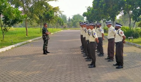 Tingkatkan Kedisiplinan, Babinsa Desa Sukasirna Serka Sunarya Berikan Pelatihan PBB kepada Satpam