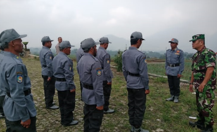 Tingkatkan Kedisiplinan Satuan Linmas, Serma Heri Aldi Gelar Pelatihan PBB di Desa Galudra