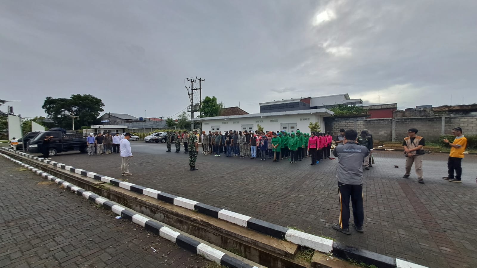 Wujudkan Lingkungan Berseri, Lettu Inf I Made Pimpin Personel Koramil 0608-01/Kota dalam Aksi Jumat ASRI di Alun-Alun Cianjur