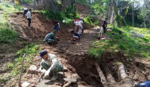 Akselerasi Infrastruktur Desa, Pelda Cecep JR Pimpin Kerja Bakti Perbaikan Jalan di Sukarame