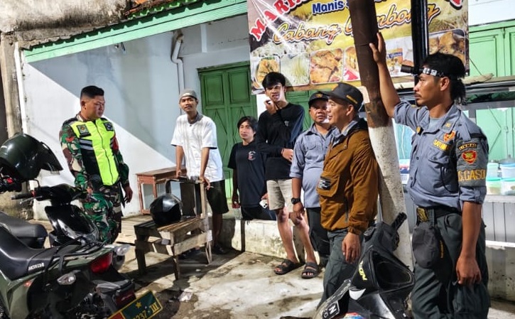 Jaga Keamanan Lingkungan, Babinsa Koptu Joko S. Gelar Patroli dan Pengecekan Pos Ronda di Desa Gasol