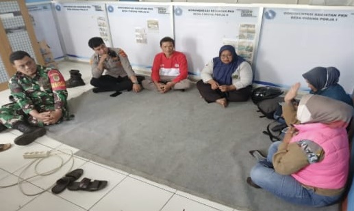 Sinergi TNI-Polri: Babinsa dan Bhabinkamtibmas Gelar Komsos Bersama Perangkat Desa Ciguha