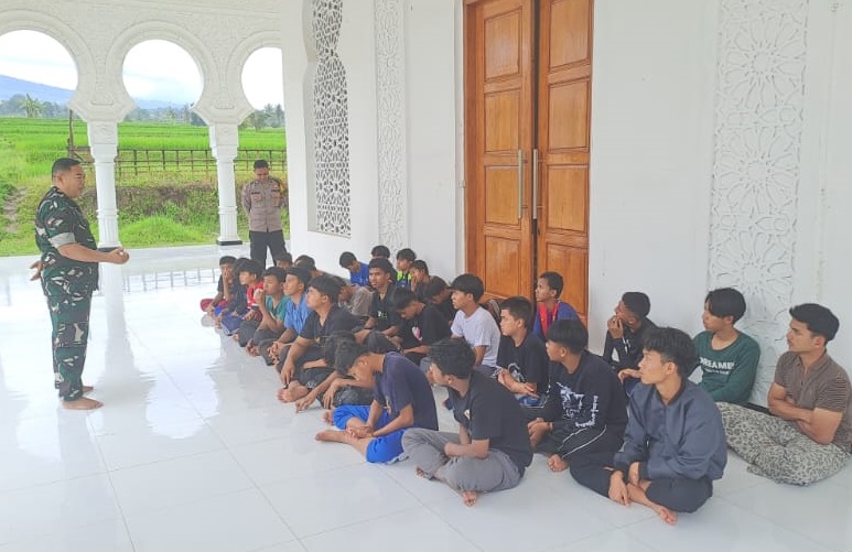 Rangkul Generasi Muda, Babinsa Serka Dadang Suhendi Gelar Komsos Bersama Remaja dan Santri di Desa Benjot