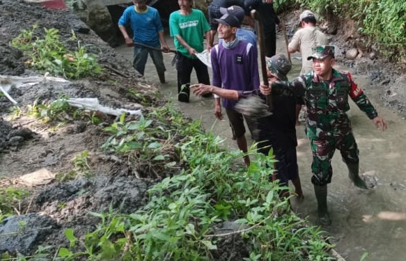 Atasi Potensi Banjir, Babinsa Serda Randi P. Gerakkan Karya Bakti Pembersihan Aliran Sungai di Desa Padaasih