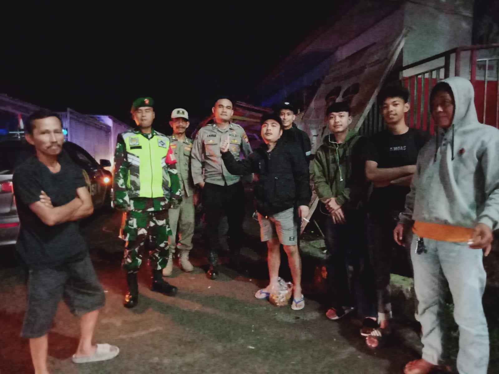 Sinergi TNI-Polri di Malam Hari, Serda Dodi Kawal Kondusivitas Wilayah Mande Melalui Patroli Cipkon