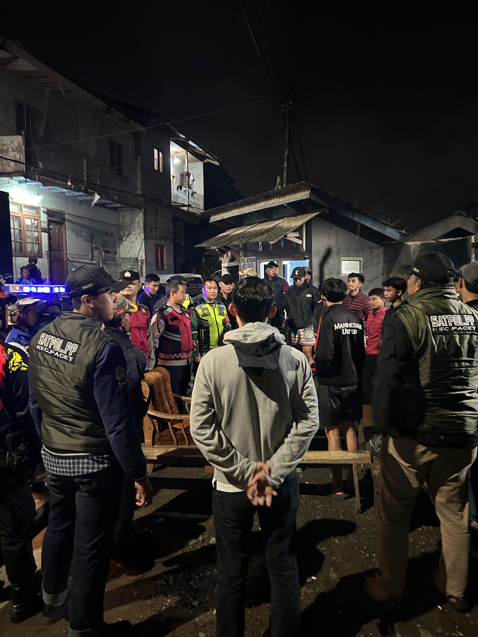 Jaga Stabilitas Malam Minggu, Anggota Koramil 0608-04/Cipanas Perkuat Patroli Gabungan KRYD