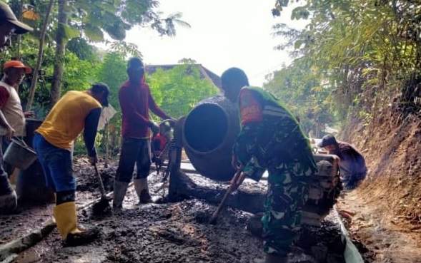 Tingkatkan Infrastruktur Pedesaan, Serka Ucu Kurniadi Pimpin Karya Bakti Pembuatan Jalan di Cijati