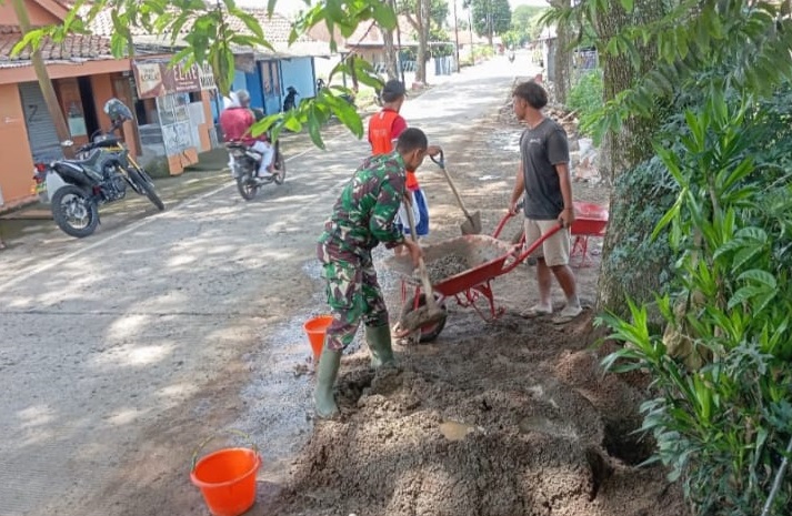 Tingkatkan Aksesibilitas Desa, Sertu Suryadi Pimpin Karya Bakti Pembangunan Jalan Gang di Mekarwangi