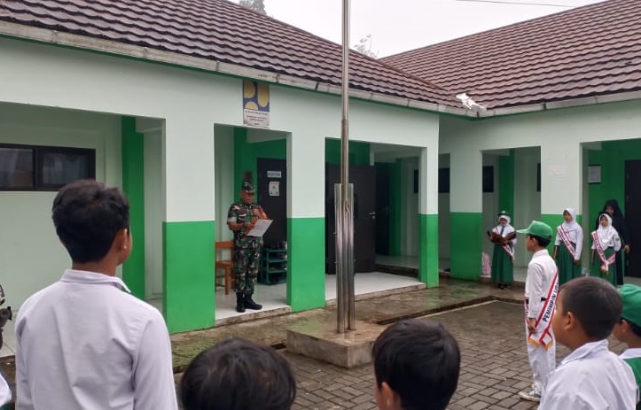 Tanamkan Jiwa Nasionalisme Sejak Dini, Serma Heri Aldi Pimpin Upacara Bendera di MI Haregem