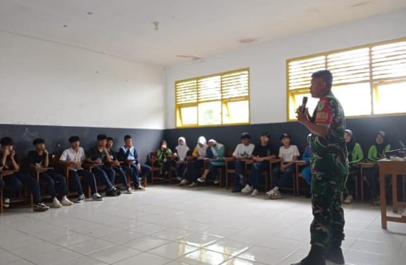 Tingkatkan Disiplin Pelajar, Serka Asep Saepudin Berikan Pembekalan Bintahwil di SMK Gema Pelita