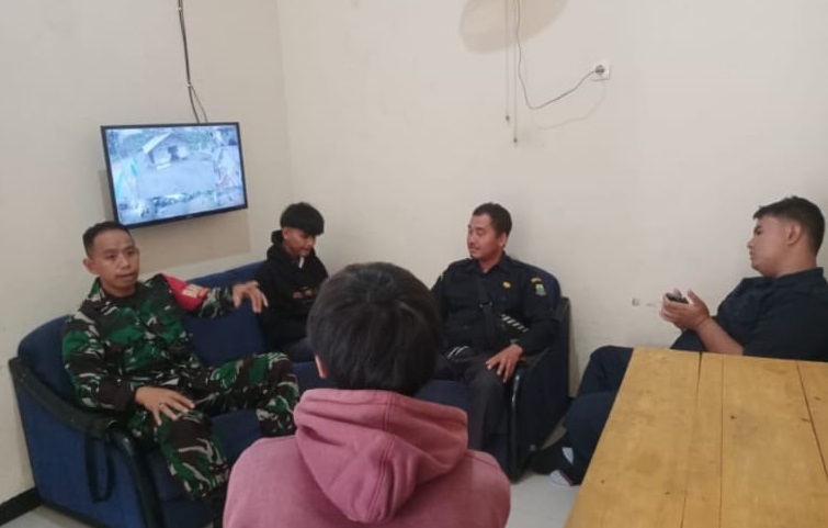 Pererat Silaturahmi, Serda Dindin K Laksanakan Komsos Dialogis Bersama Warga Mulyasari