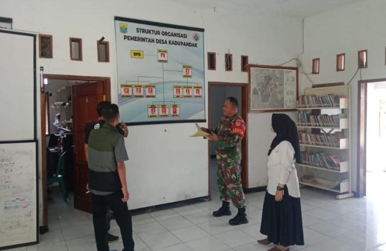 Dukung Tertib Administrasi, Serda Sukandi Laksanakan Pendataan Staf Desa di Kantor Desa Kadupandak