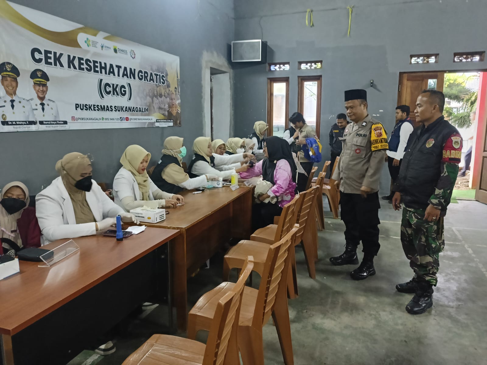 Sinergi Sertu Ahmad Saipudin Pastikan Rembug Warga Bupati Cianjur di Desa Gadog Berjalan Kondusif