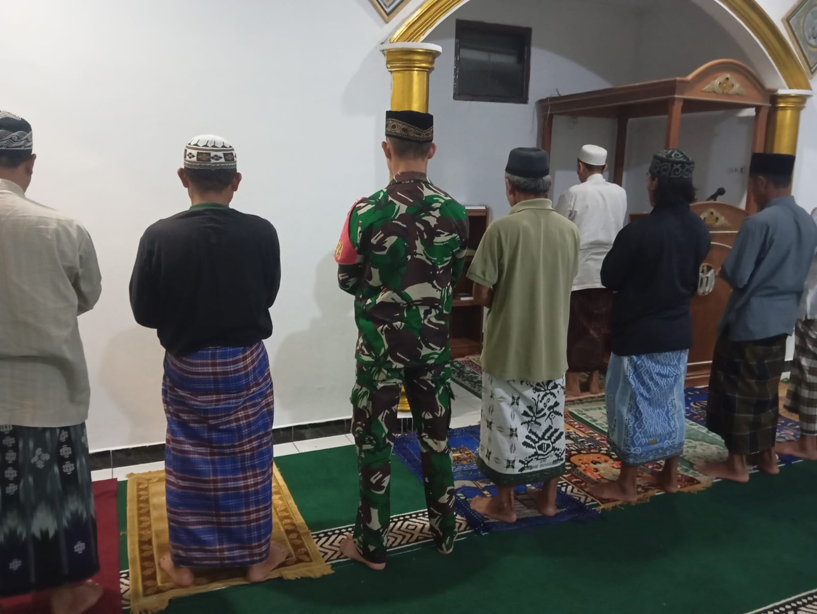 Wujudkan Kedekatan dengan Warga, Serda Agus Sugandi Laksanakan Tarawih Keliling di Desa Karangwangi