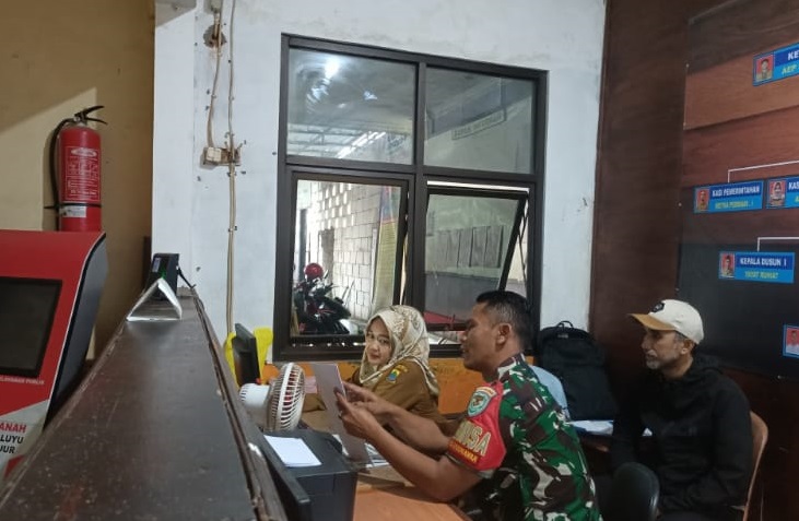 Sinergi Kawal Bansos, Sertu Rudi Laksanakan Pendataan Warga Penerima PKH dan BPNT di Desa Hegarmanah
