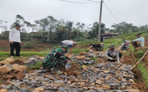 Serda Rozi Hendra Sapri Pimpin Kerja Bakti Pengerasan Jalan Desa di Jayagiri
