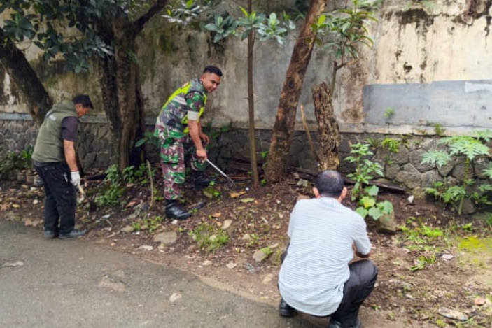 Sertu Fadhlan Nurhadi Perkuat Kemanunggalan TNI-Rakyat Melalui Aksi Bersih Lingkungan di Takokak