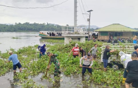 Aksi Nyata Pelda Dedi Pimpin Kerja Bakti Bersama Masyarakat di Dermaga Coklat