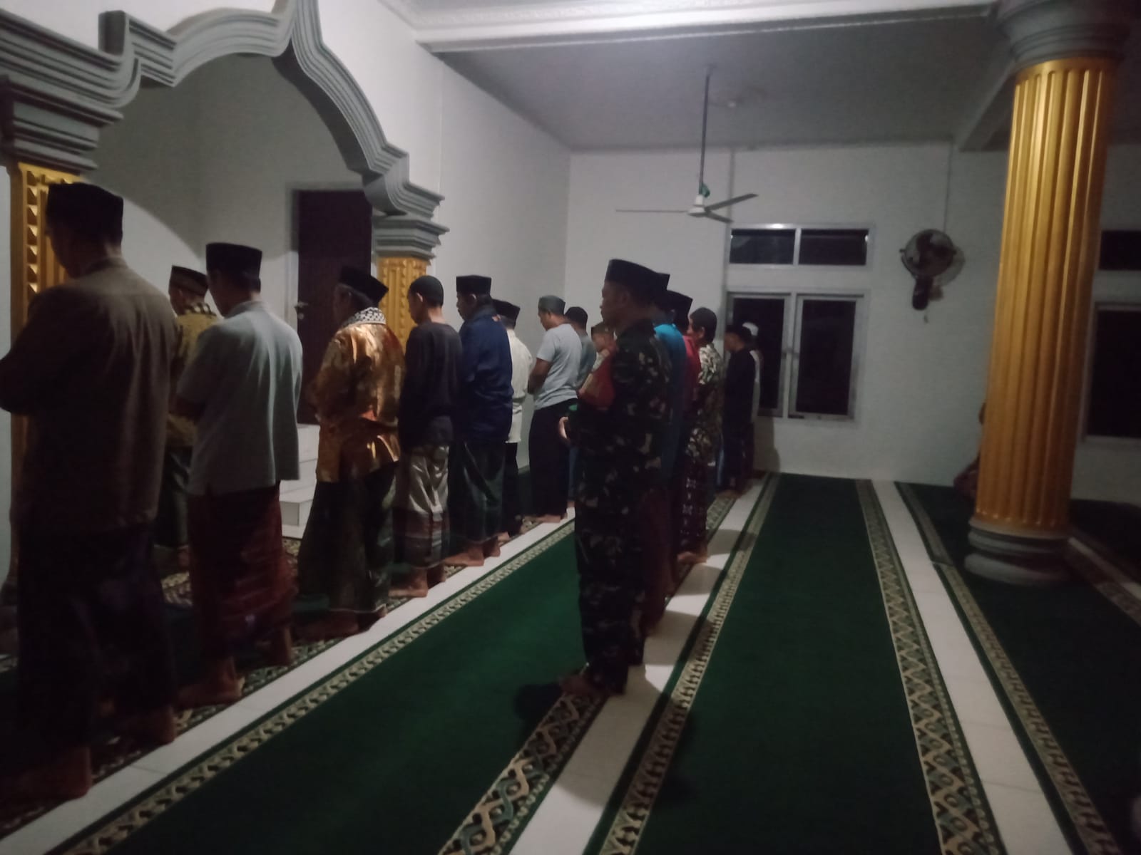 Sertu Asep Supriatna Pererat Silaturahmi Melalui Giat Sholat Tarawih di Desa Panyusuhan
