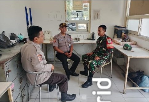 Perkuat Keamanan Objek Vital, Sertu Tasripin Laksanakan Komsos Bersama Satpam PT Trisik