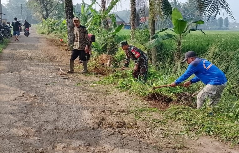 Ciptakan Lingkungan Sehat, Serda Denden Sunjani Bersama Warga Mekarjaya Gotong Royong Bersihkan Jalan