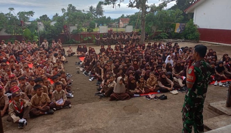 Tanamkan Jiwa Nasionalisme Sejak Dini, Sertu Dani bw Berikan Materi Wasbang di SDN Sinarsari