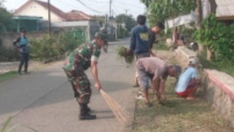 Wujudkan Lingkungan Asri, Srd Syukri Pelopori Kerja Bakti Pembersihan Jalan di Desa Kertamukti