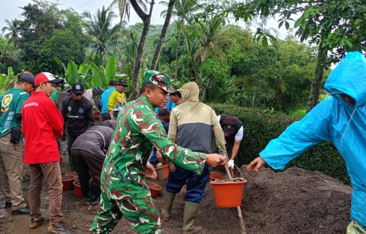 Tingkatkan Aksesibilitas Desa, Serka Sartono Pelopori Pengecoran Jalan di Cimenteng