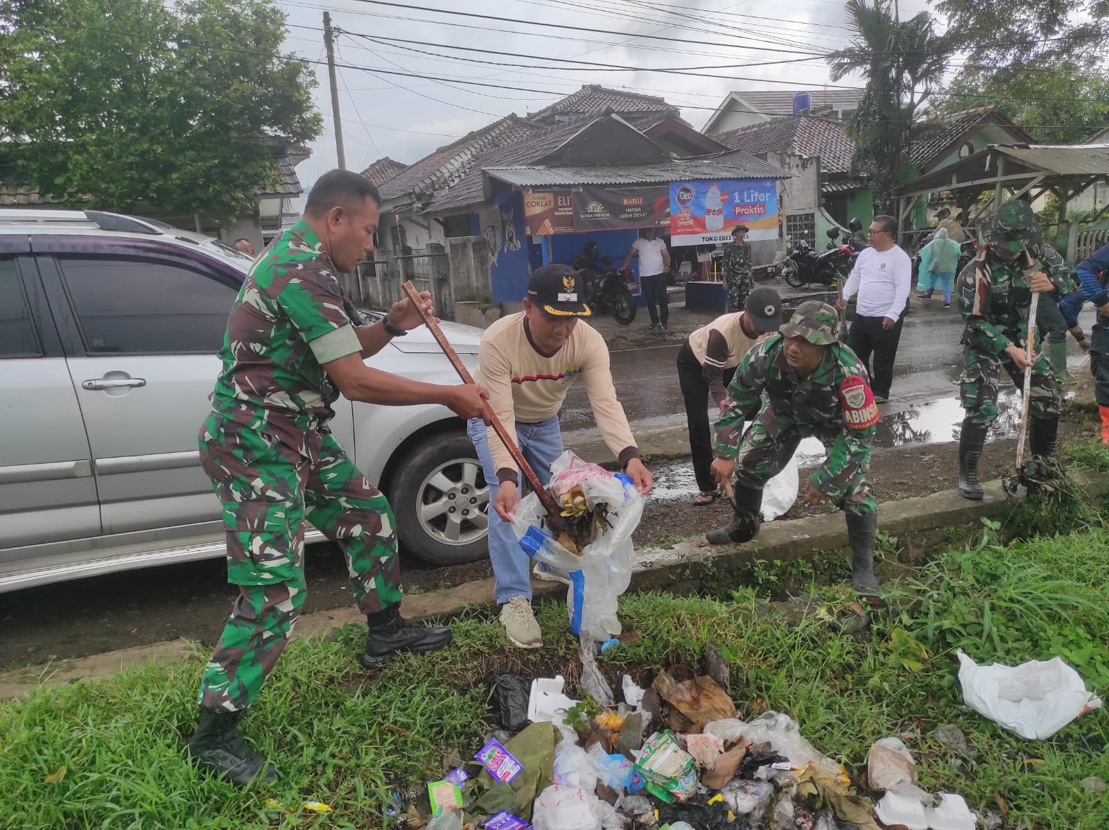 Sinergi Tanpa Batas, Anggota Koramil Pelopori Giat Jum’at Bersih Bersama Forkopimcam Cikalongkulon