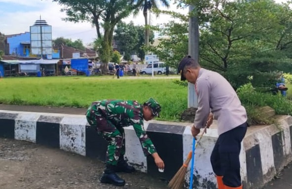 Ciptakan Lingkungan Bersih, Pelda Sodikma Pimpin Pembersihan Lapangan Kecamatan Kadupandak