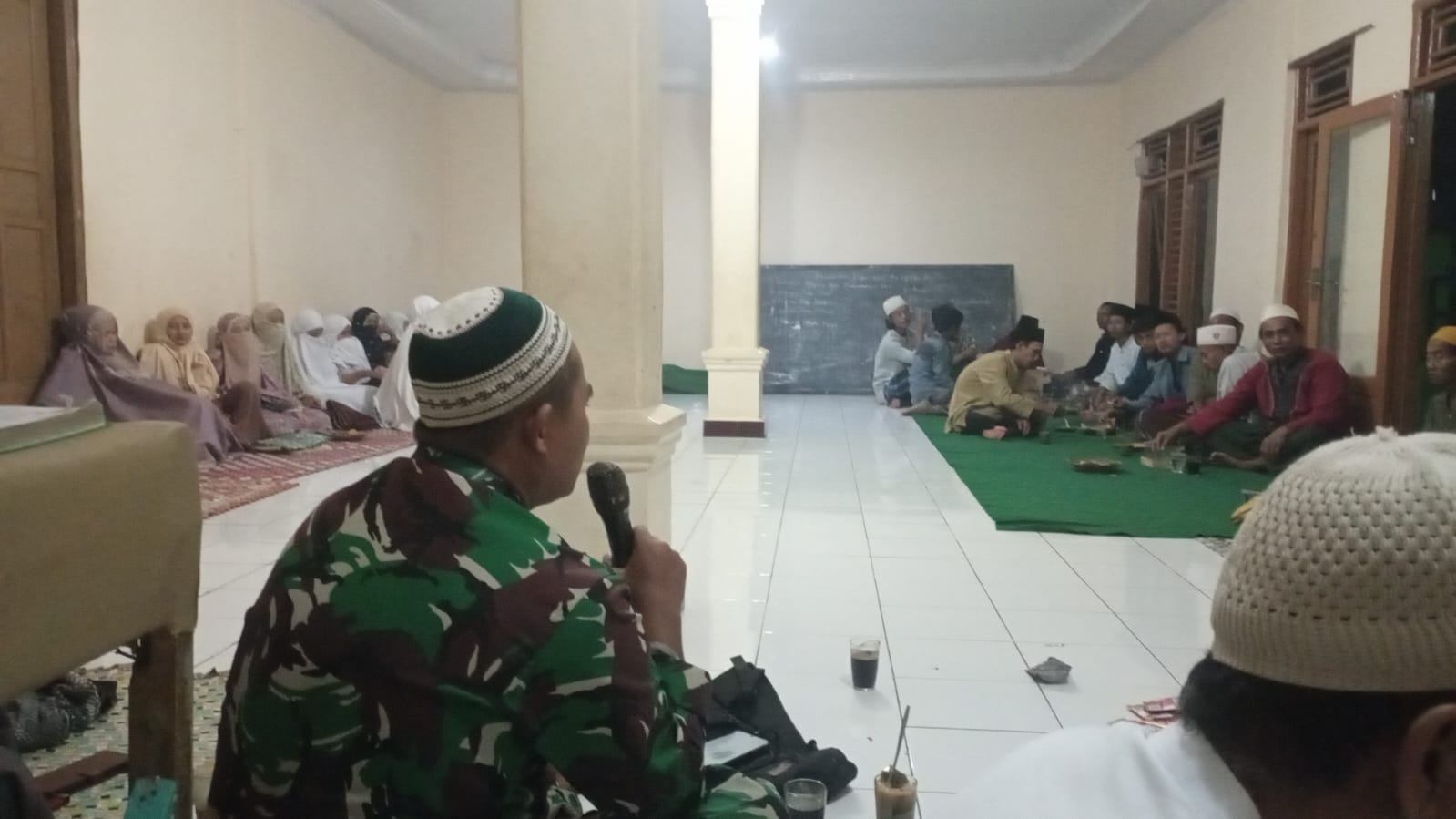 Tingkatkan Kedekatan Religi, Koptu Rusman Ependi Laksanakan Tarawih Keliling di Desa Nanggalamekar