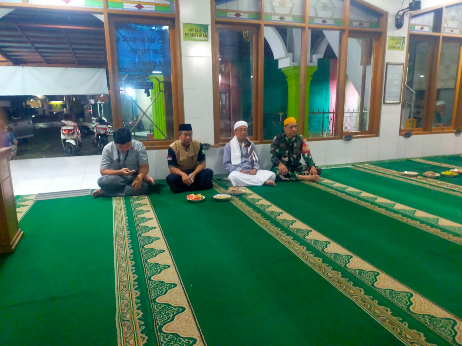 Perkuat Nilai Spiritual, Serka Dedi Rahmat Hadiri Peringatan Nuzulul Qur’an di Masjid Al-Musa’adah