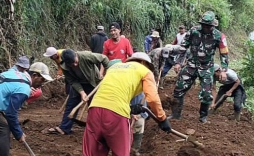 Tingkatkan Aksesibilitas Desa, Serma Cep Mustawan Pelopori Perbaikan Jalan di Kampung Langkob