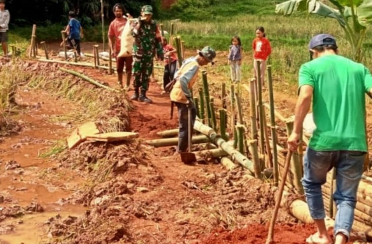 Dukung Ekonomi Kerakyatan, Serma Asep Munajat Pimpin Karbak Perataan Tanah Koperasi Merah Putih