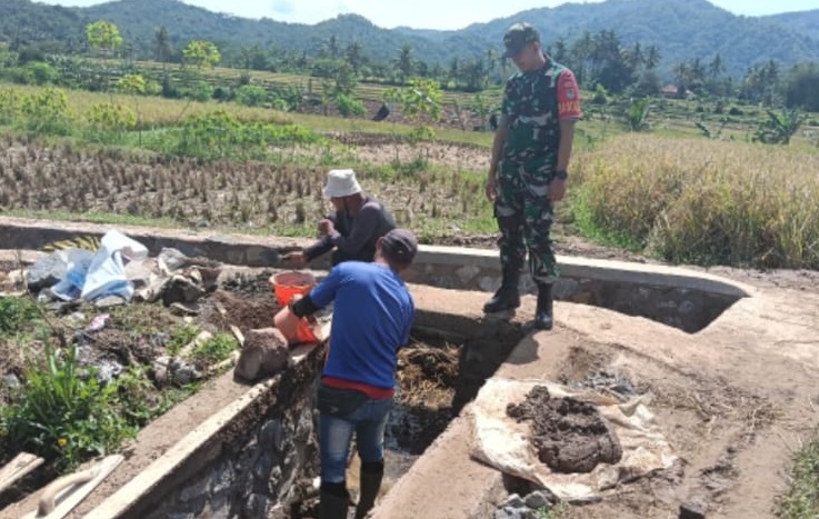Dukung Ketahanan Pangan, Serda Iwan Pantau Pembangunan TPT Aliran Sungai di Bojongpicung