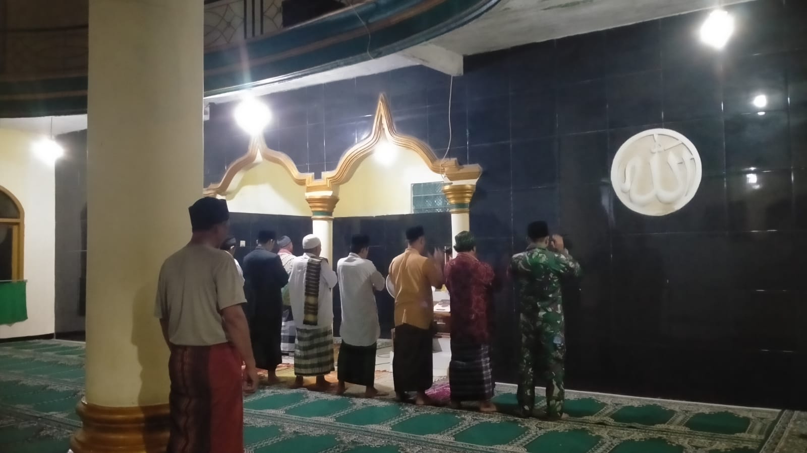 Perkokoh Sinergi Religi, Serda Surahmad Laksanakan Tarawih Keliling di Desa Babakansari