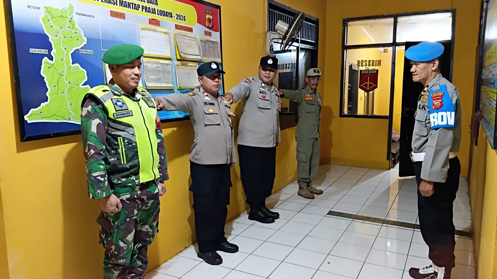 Jaga Kondusivitas Malam Ramadan, Sertu Rohmadi Ikuti Patroli Cipkon Gabungan di Mande