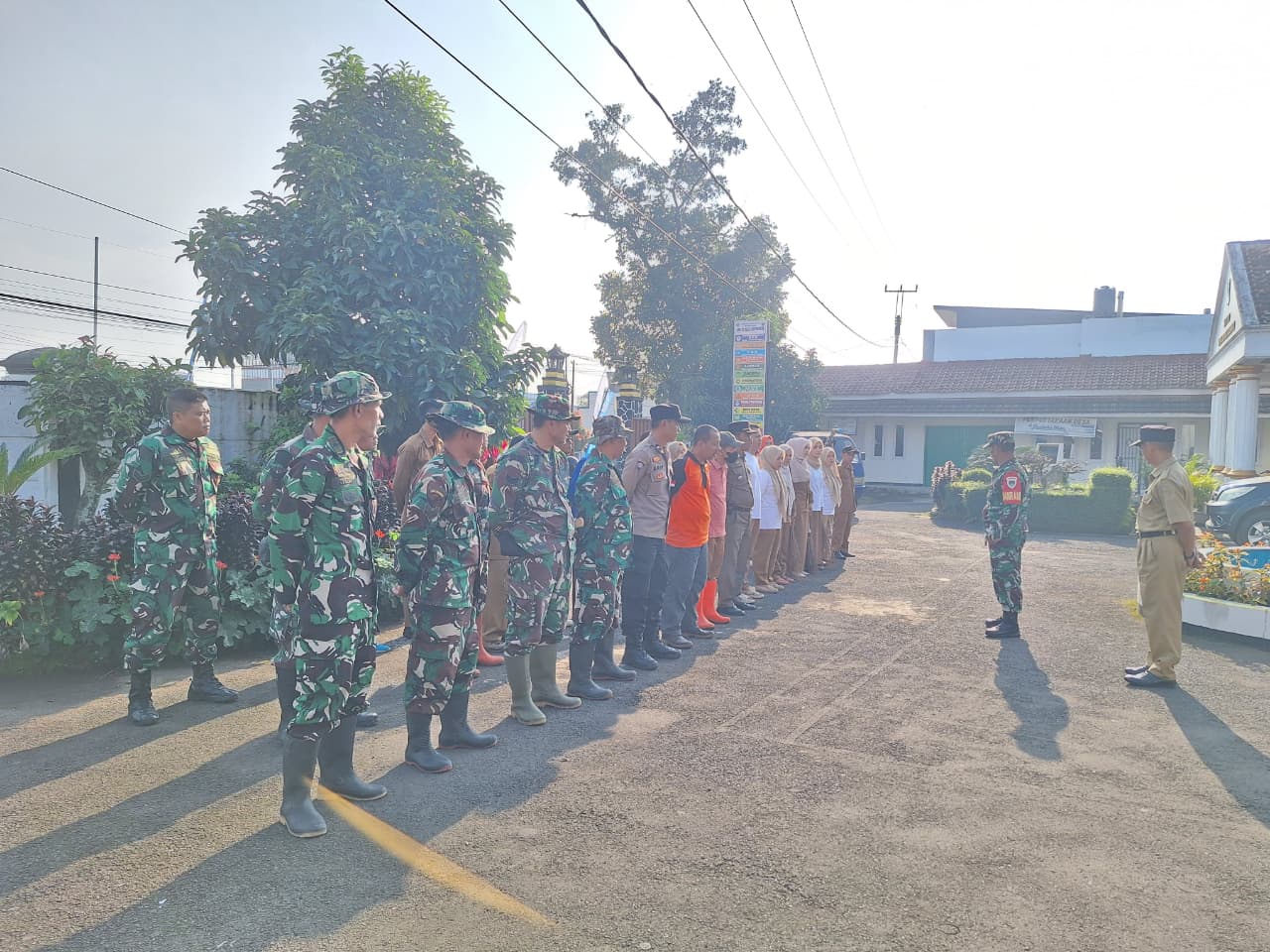 Persiapkan Kunjungan Gubernur, Anggota Koramil 08/Mande Pelopori Pembersihan Lapangan Mandalawangi