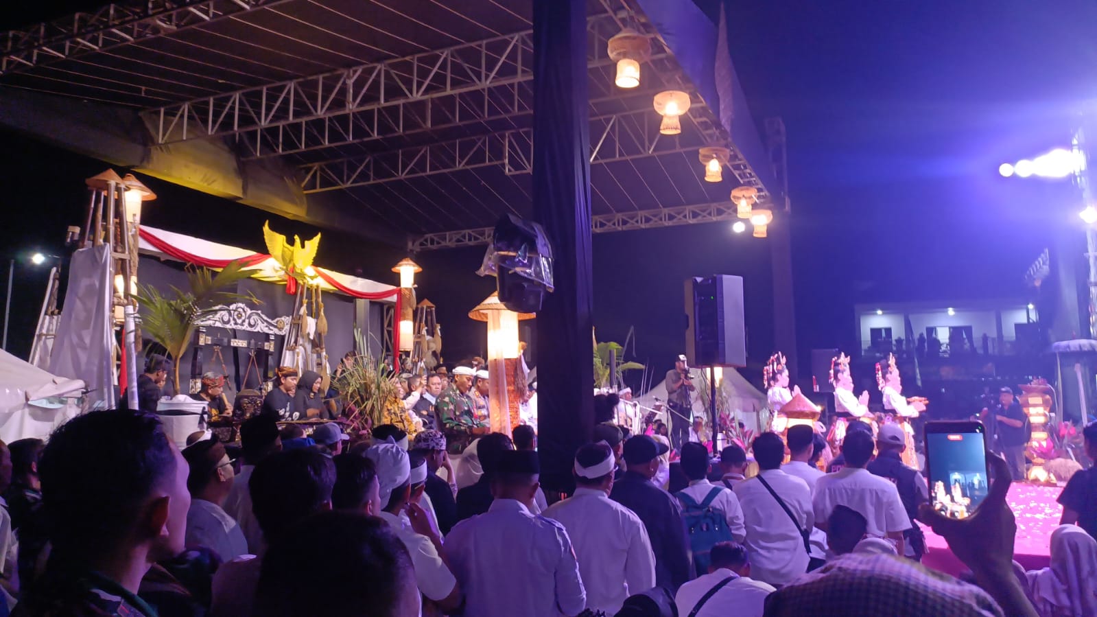 Jamin Keamanan Kunjungan Gubernur, Anggota Koramil 08/Mande Kawal Safari Ramadan di Kademangan