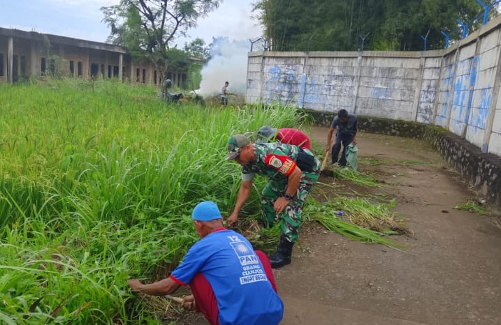 Babinsa Desa Sindangraja Pelopori Aksi Bersih Lingkungan Bersama Warga