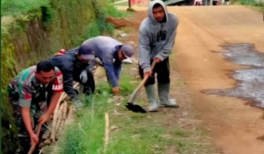 Sinergi Tanpa Batas: Babinsa Koptu Rudi Sudrajat Pimpin Kerja Bakti di Desa Sukajembar