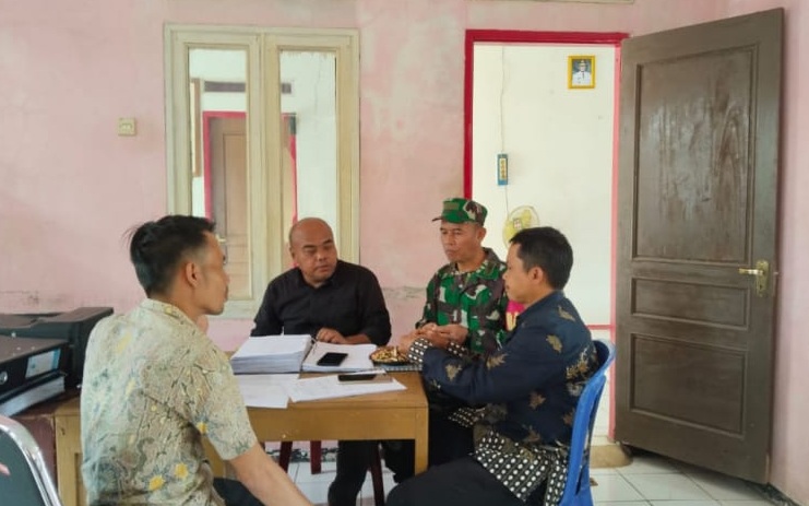 Pererat Silaturahmi, Babinsa Desa Caringin Gelar Komsos Bersama Perangkat Desa