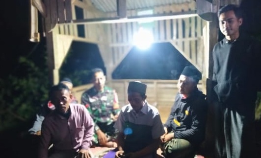 Jaga Kondusivitas Malam Hari, Babinsa Desa Sukagalih Gelar Komsos di Pos Ronda