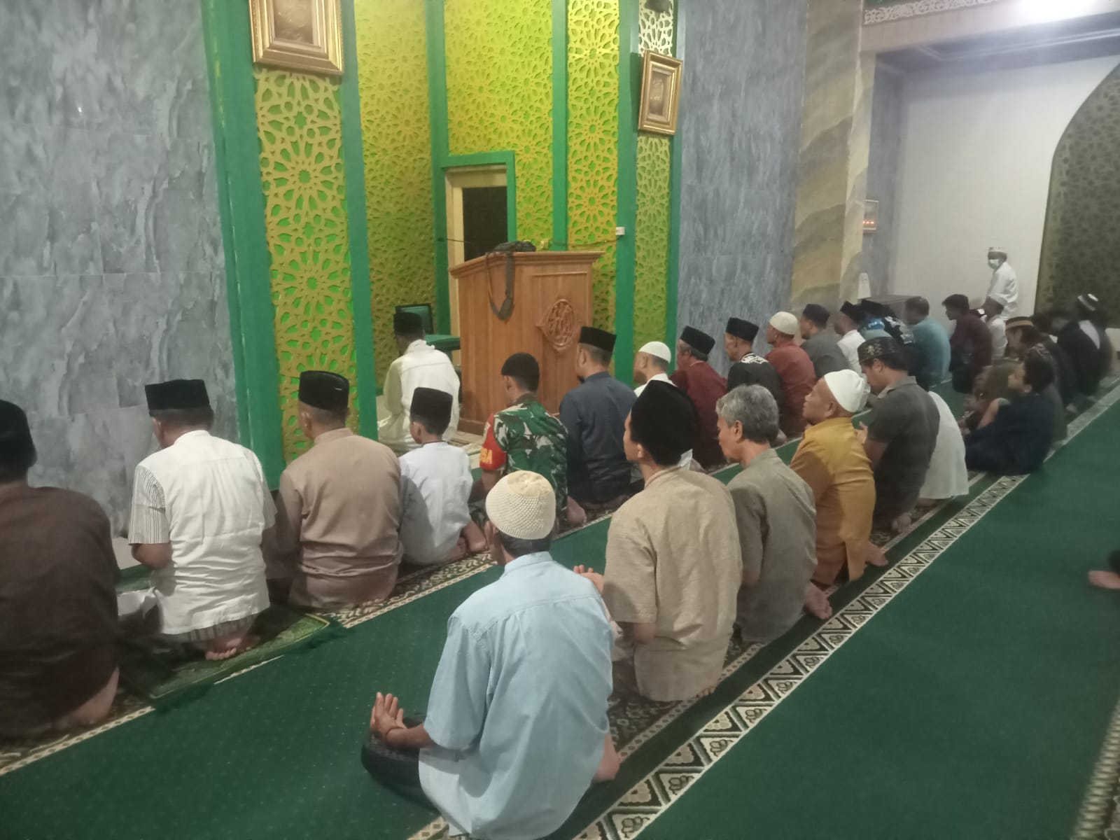 Jaga Kondusivitas Ramadan, Babinsa Gunungsari Sertu Dani B.W. Laksanakan Tarawih Keliling Bersama Warga