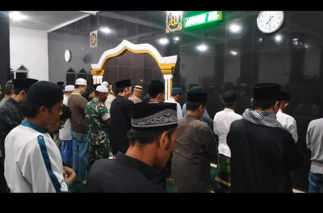 Perkuat Sinergitas Forkopimda, Babinsa Desa Hegarmanah Kawal Kegiatan Tarawih Keliling di Masjid At-Taqwa