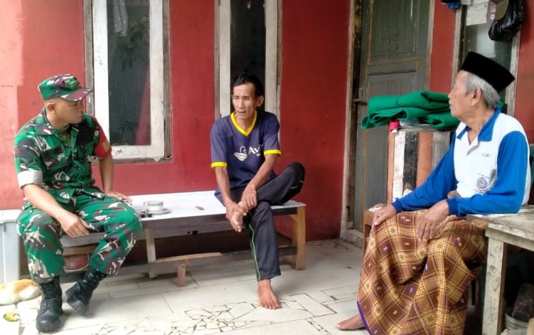 Pererat Silaturahmi, Babinsa Babakansari Serda Surahmad Laksanakan Komsos dengan Tokoh Masyarakat