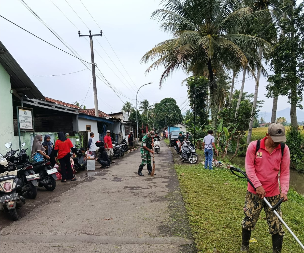Tingkatkan Kebersihan Lingkungan, Babinsa Selajambe Serka Asep Saepudin Ikuti Kerja Bakti Bersama Warga