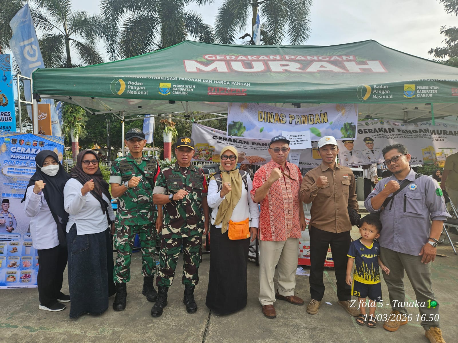 Sinergitas TNI-Polri: Babinsa Kodim 0608/Cianjur Kawal Gerakan Pangan Murah di Alun-Alun Cianjur