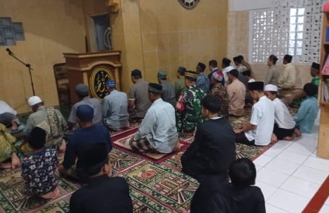 Sinergi Babinsa Koramil 0608-09/Ciranjang dalam Giat Tarawih Keliling di Desa Sukasirna